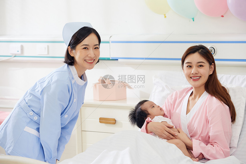 高档月子中心护工照顾婴儿和宝妈图片