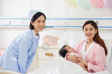 高档月子中心护工照顾婴儿和宝妈孩子高清图片素材