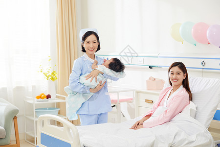 高档月子中心护工照顾婴儿和宝妈宝宝高清图片素材