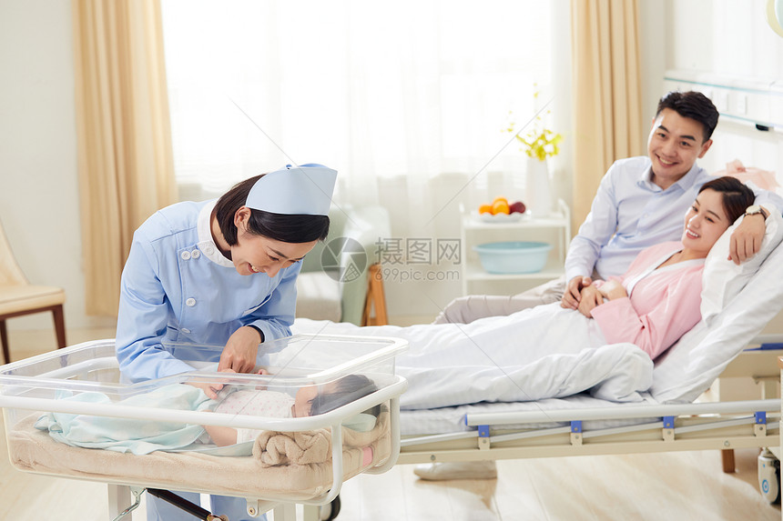 高档月子中心护工照顾婴儿图片