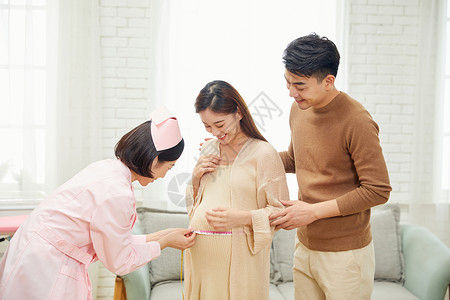 月子中心护工给待产孕妇量肚子维度专业高清图片素材