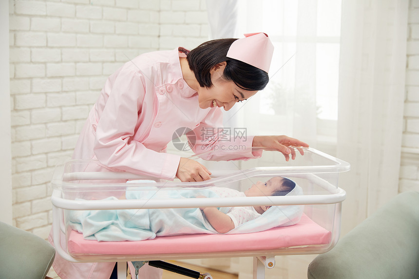 高档月子中心护工照顾婴儿图片