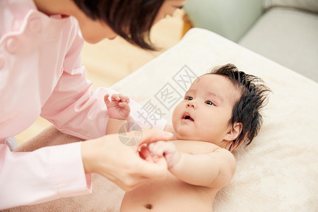 高档月子中心护工和婴儿互动高清图片