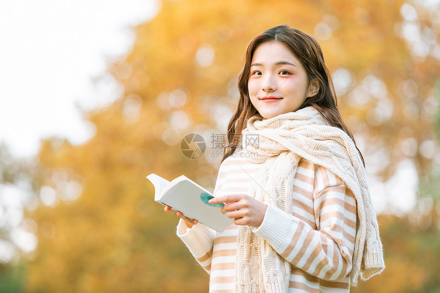 秋季清新美女户外阅读图片