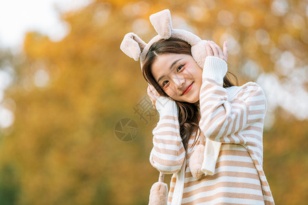 头戴荷叶的女孩头戴兔耳朵秋季甜美女孩写真背景