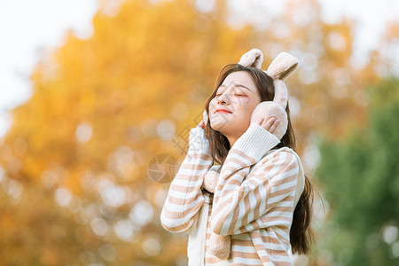 头戴兔耳朵秋季甜美女孩写真背景图片