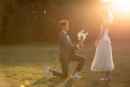 夕阳下年轻男士向女友求婚背景图片