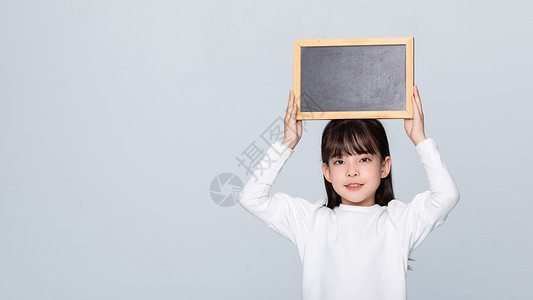 女孩头顶着黑板背景图片