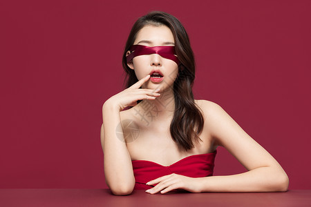 摩登模特时尚性感美女红丝带遮住双眼背景