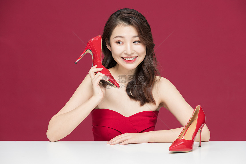 时尚性感美女和红色高跟鞋图片