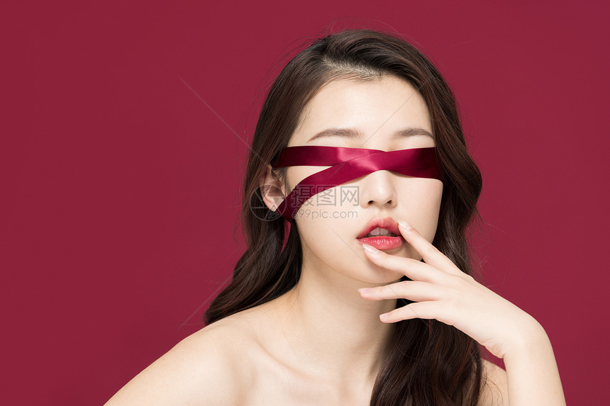 性感时尚美女红色丝带遮住双眼图片