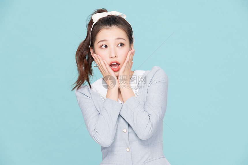 韩系可爱少女惊喜表情图片