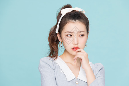韩系可爱少女思考疑惑表情背景图片