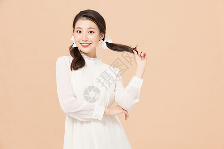韩系装扮双马尾青春可爱少女拉辫子背景图片
