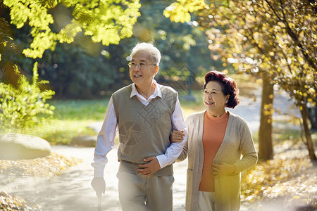 老年夫妇公园散步老年人高清图片素材