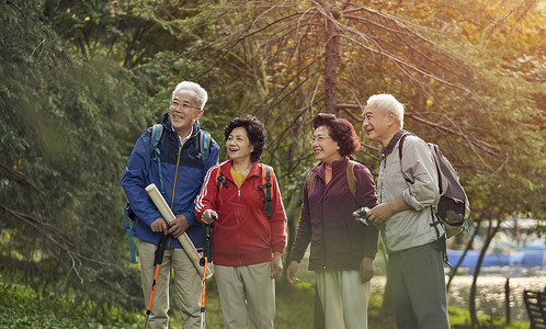 老年人户外旅游黄种人高清图片素材