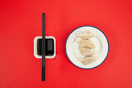红色背景上的饺子水饺图片