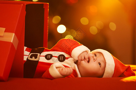 躺在礼物盒里的圣诞宝宝背景图片