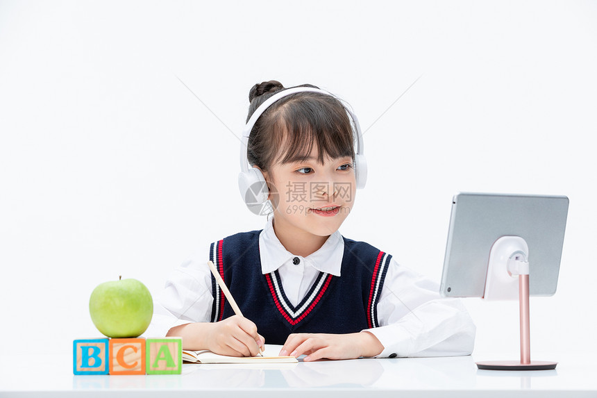 小女孩使用平板电脑学习做笔记图片