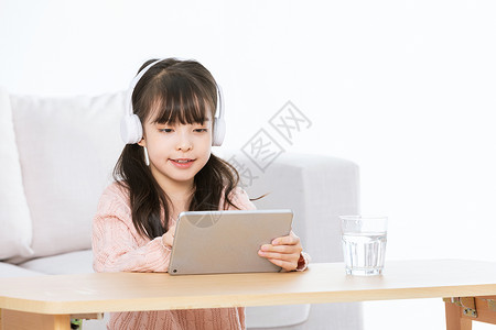 小女孩使用平板电脑图片素材