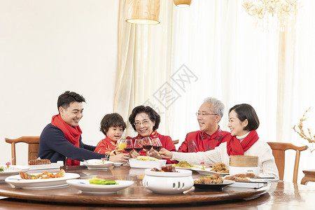 一家五口碰杯庆祝春节图片