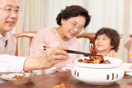 吃红烧肉新春家庭年夜饭夹菜红烧肉特写背景