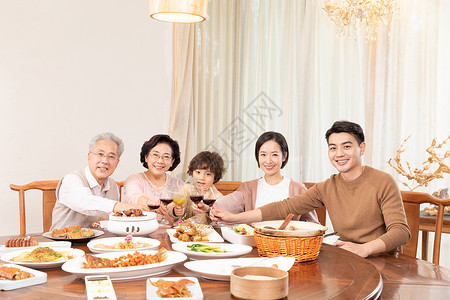 家庭团聚幸福一家人聚餐干杯模特高清图片素材