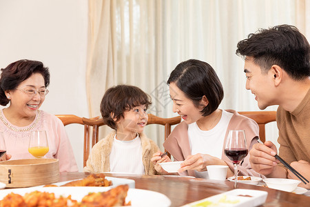 幸福家庭吃团圆饭家庭聚餐高清图片素材