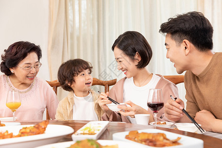 幸福家庭吃团圆饭年夜饭高清图片素材