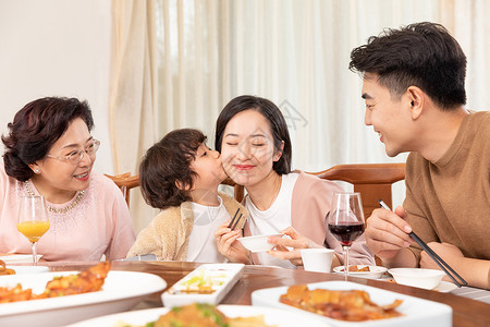 幸福家庭吃团圆饭图片素材