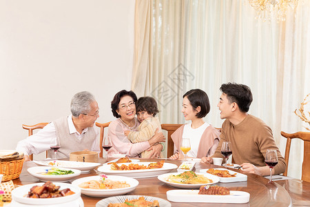 幸福家庭吃团圆饭高清图片