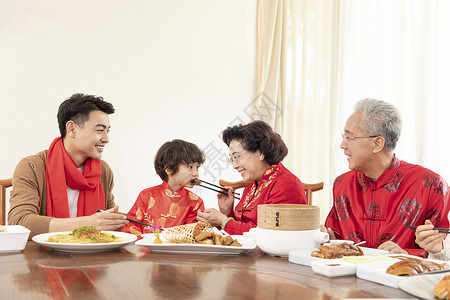 新春年夜饭奶奶夹菜喂小男孩背景图片