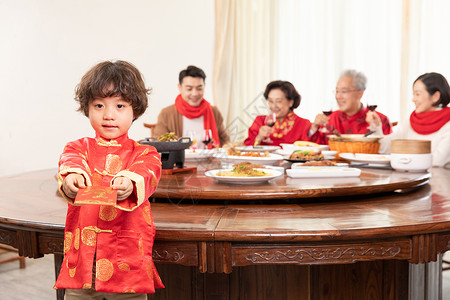 小男孩新年收红包图片