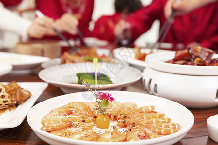 春节家庭素材新春家庭年夜饭夹菜特写背景
