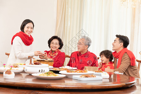 团圆饭妈妈为长辈盛汤图片