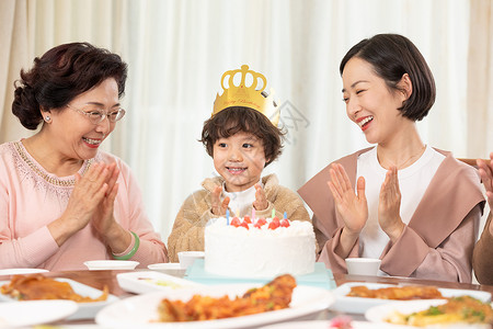 一家人欢乐地为小男孩庆祝生日高清图片