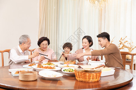 幸福一家五口团圆聚餐聊天图片素材