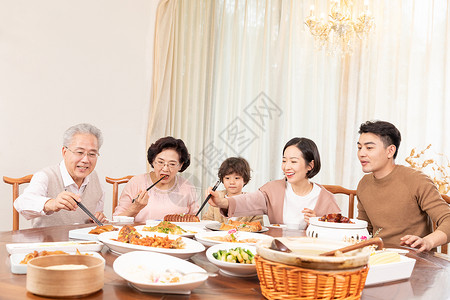 幸福一家五口团圆聚餐聊天图片素材