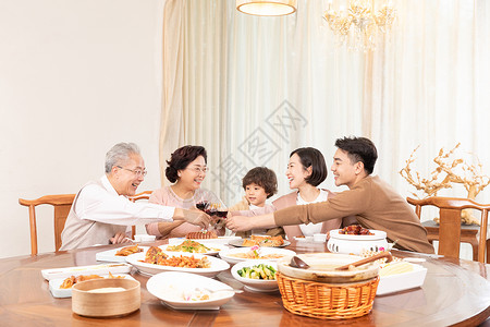 春节吃饭家庭团聚幸福一家人聚餐干杯背景