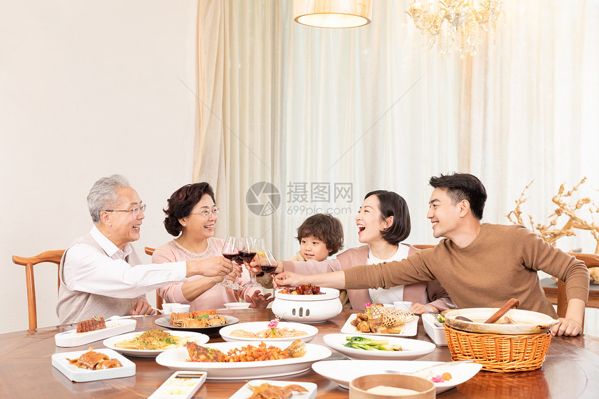 家庭团聚幸福一家人聚餐干杯