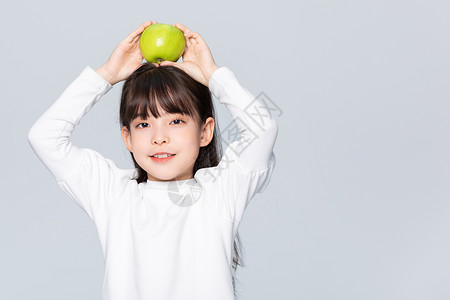 平衡膳食宝塔小女孩头上顶着青苹果背景