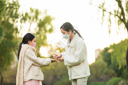 妈妈给女儿用酒精消毒手部高清图片