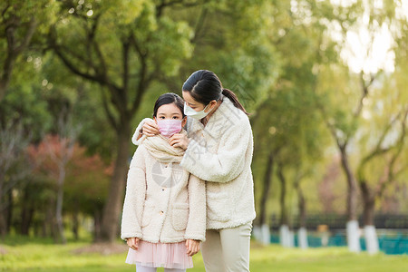 粉色灯芯棉服妈妈帮女儿调整口罩背景