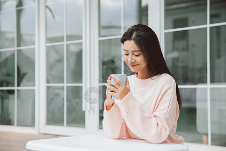 独立女性美女独居生活室外喝茶背景