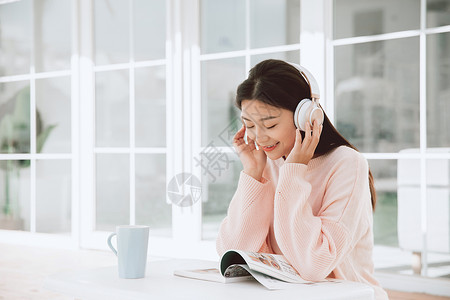 美女独居生活室外听音乐高清图片