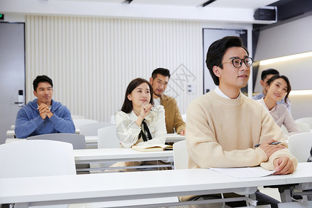 上课培训的课堂认真听课的学生高清图片