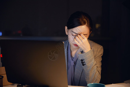 熬夜加班劳累的女白领高清图片