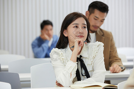 教育培训课堂上认真听课的学生高清图片