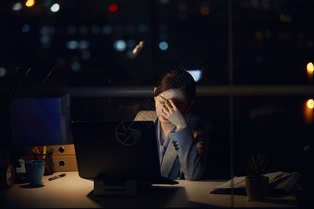 上班的女人熬夜加班眼睛疲劳的白领背景