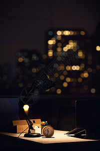 夜晚的台灯深夜的办公桌背景